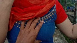 फ्री देसी आउटडोर सेक्स एमएमएस गर्लफ्रेंड की चूत चुदाई खुले खेत में