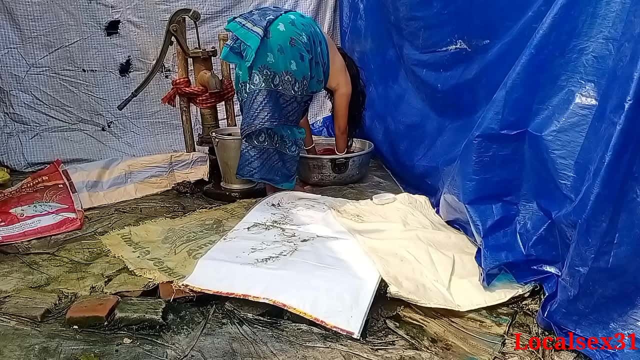 Desi outdoor sex kapre dhote hue bhabhi ko choda khule me