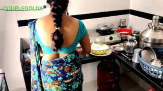 भाभी को देवर ने किचन में ही लंड निकाल कर चोदना शुरू किया सेक्स वीडियो