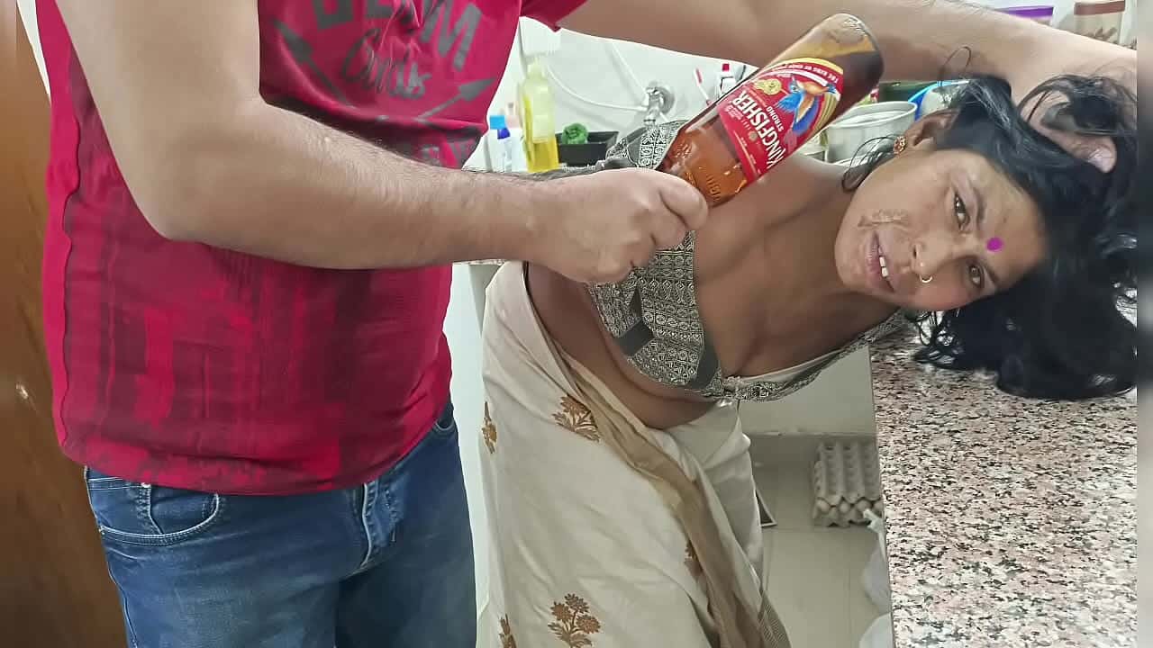 शराबी दामाद ने सासू मां को किचन में पटक कर जबरदस्ती उसकी गांड़ मारी