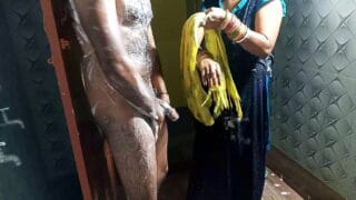Desi chudai bathroom me chod diya kamwali ko