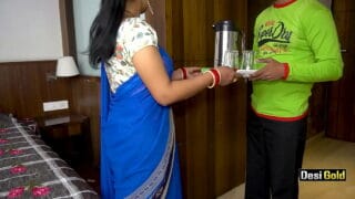 Indian bhabhi Seduces Hotel Worker Boy For Sex