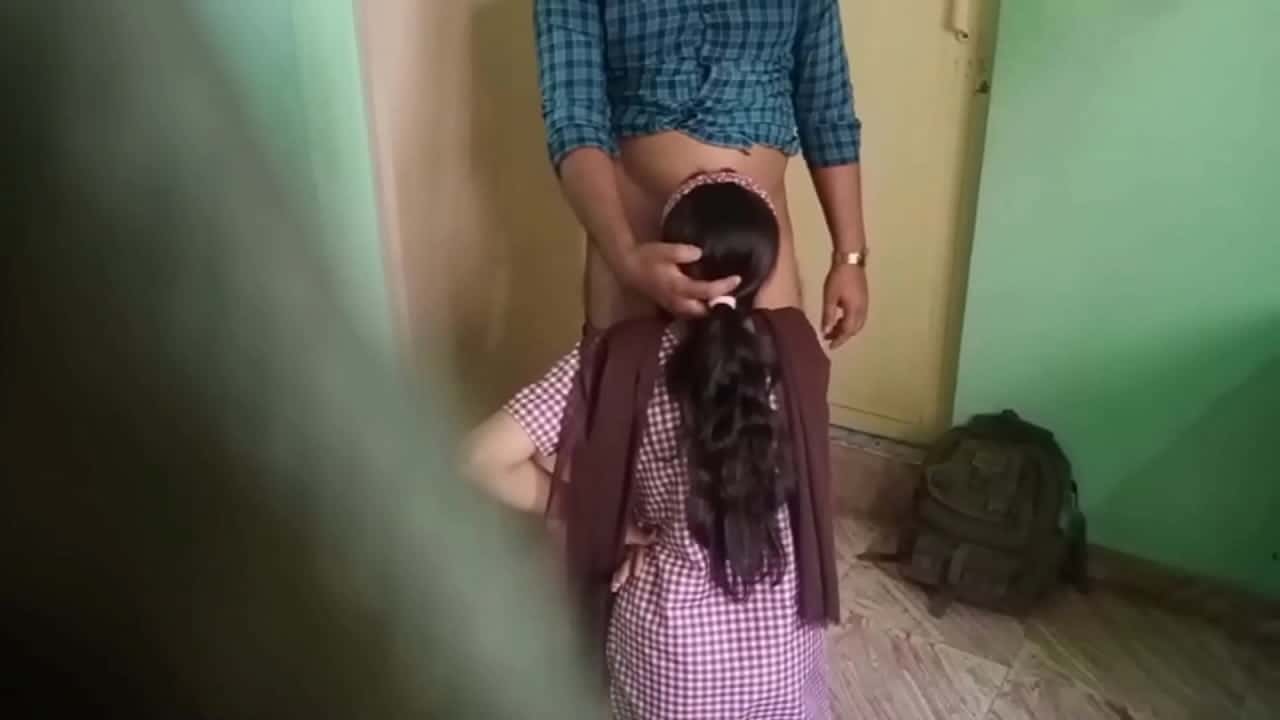 hindi sex vedio Desi College students MMS gives blowjob